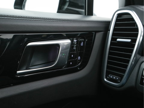 Porsche Cayenne 3.0 E-Hybrid (Plug-in) (INCL.BTW) *PANO | HEAD-UP | LEATHER | ADAPTIVE-CRUISE | FULL-LED | TOP-VIEW | BOSE-SOUND | MEMORY-PACK | SPORT-CHRONO | HEATED-COMFORTSEATS | KEYLESS | NAVI-FULLMAP | PRIVACY-GLASS |  22''AL