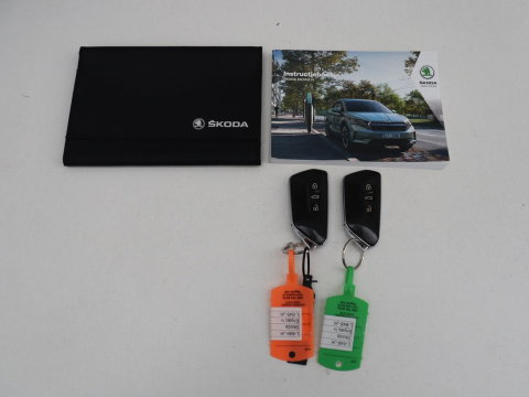 Škoda Enyaq iV 60 | SOH 92.1% | Trekhaak | Stuur/stoel verwarming | Half Leder | Cruise control | Camera | Carplay | Standkachel | Sfeerverlichting | 21''