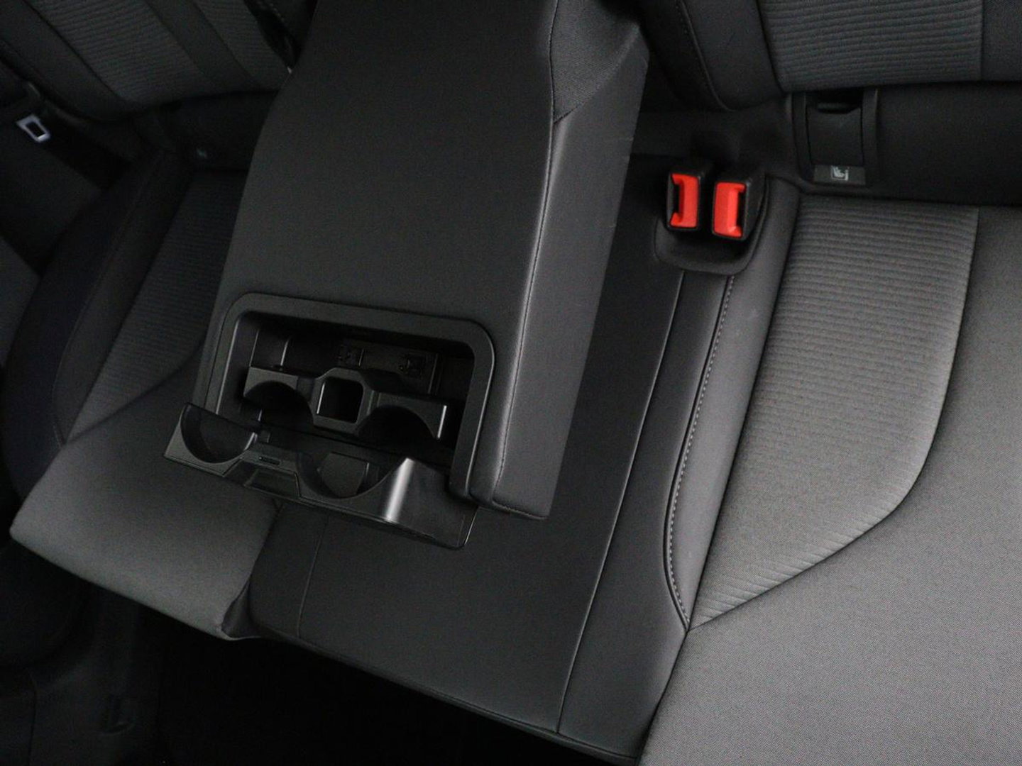 Škoda Enyaq iV 60 | SOH 92.1% | Trekhaak | Stuur/stoel verwarming | Half Leder | Cruise control | Camera | Carplay | Standkachel | Sfeerverlichting | 21''