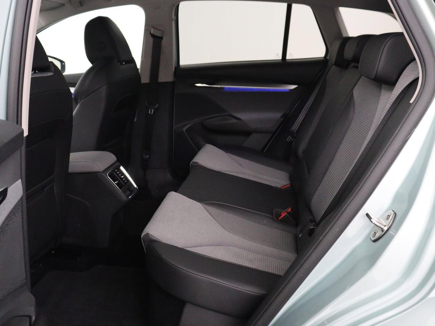 Škoda Enyaq iV 60 | SOH 92.1% | Trekhaak | Stuur/stoel verwarming | Half Leder | Cruise control | Camera | Carplay | Standkachel | Sfeerverlichting | 21''