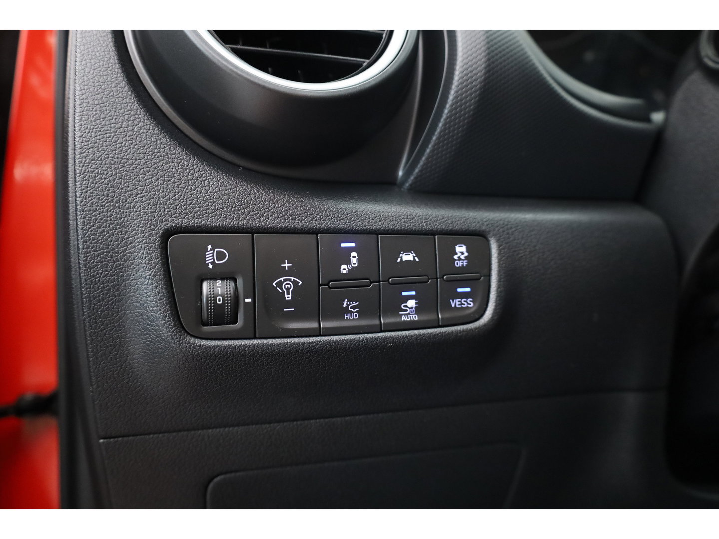 Hyundai KONA EV Premium 64 kWh | Rijklaar ! |SOH 96.6% | Warmtepomp | HUD | Krell | Adapt. Cruise | Camera | Stoel- Stuurverw. | Keyless | Leder