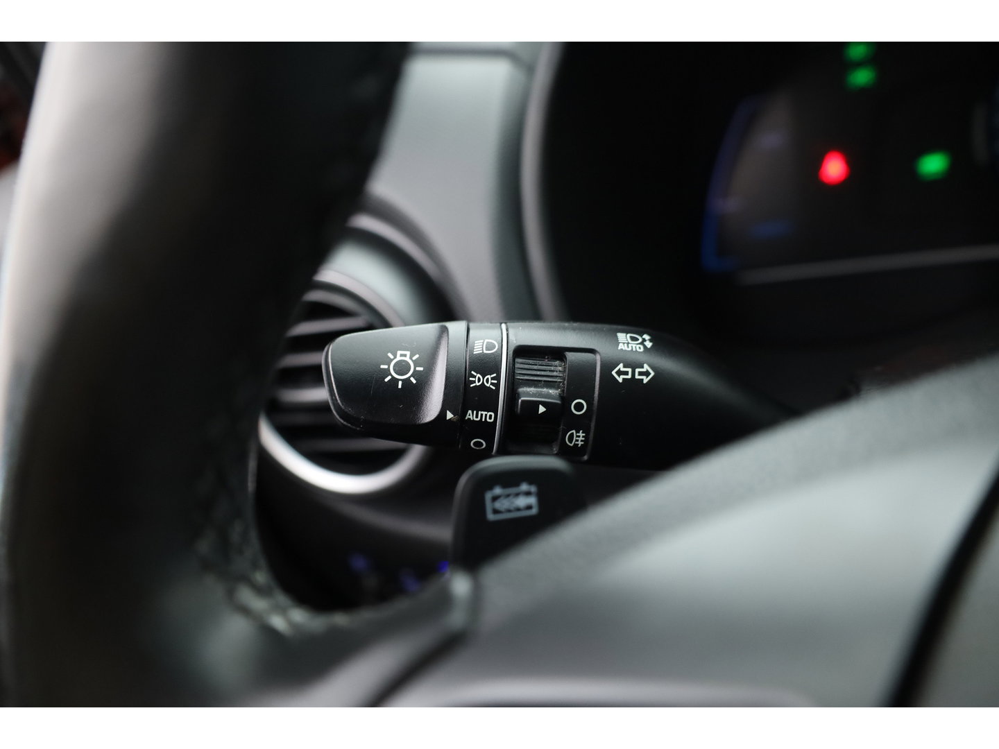 Hyundai KONA EV Premium 64 kWh | Rijklaar ! |SOH 96.6% | Warmtepomp | HUD | Krell | Adapt. Cruise | Camera | Stoel- Stuurverw. | Keyless | Leder