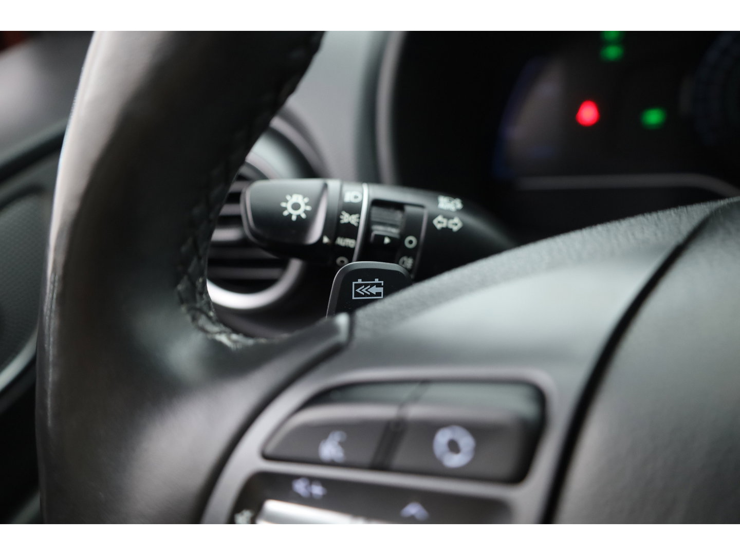 Hyundai KONA EV Premium 64 kWh | Rijklaar ! |SOH 96.6% | Warmtepomp | HUD | Krell | Adapt. Cruise | Camera | Stoel- Stuurverw. | Keyless | Leder