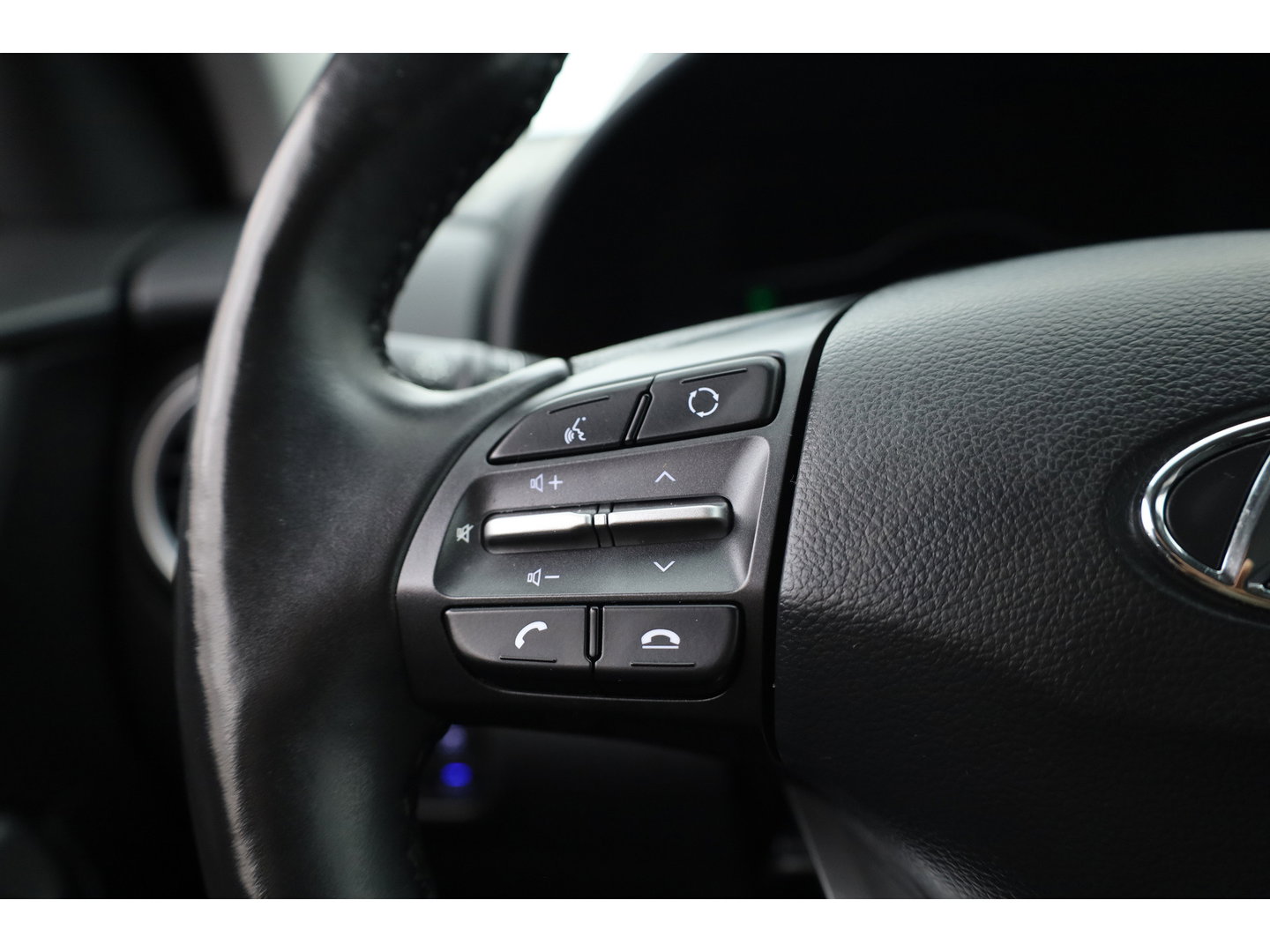Hyundai KONA EV Premium 64 kWh | Rijklaar ! |SOH 96.6% | Warmtepomp | HUD | Krell | Adapt. Cruise | Camera | Stoel- Stuurverw. | Keyless | Leder