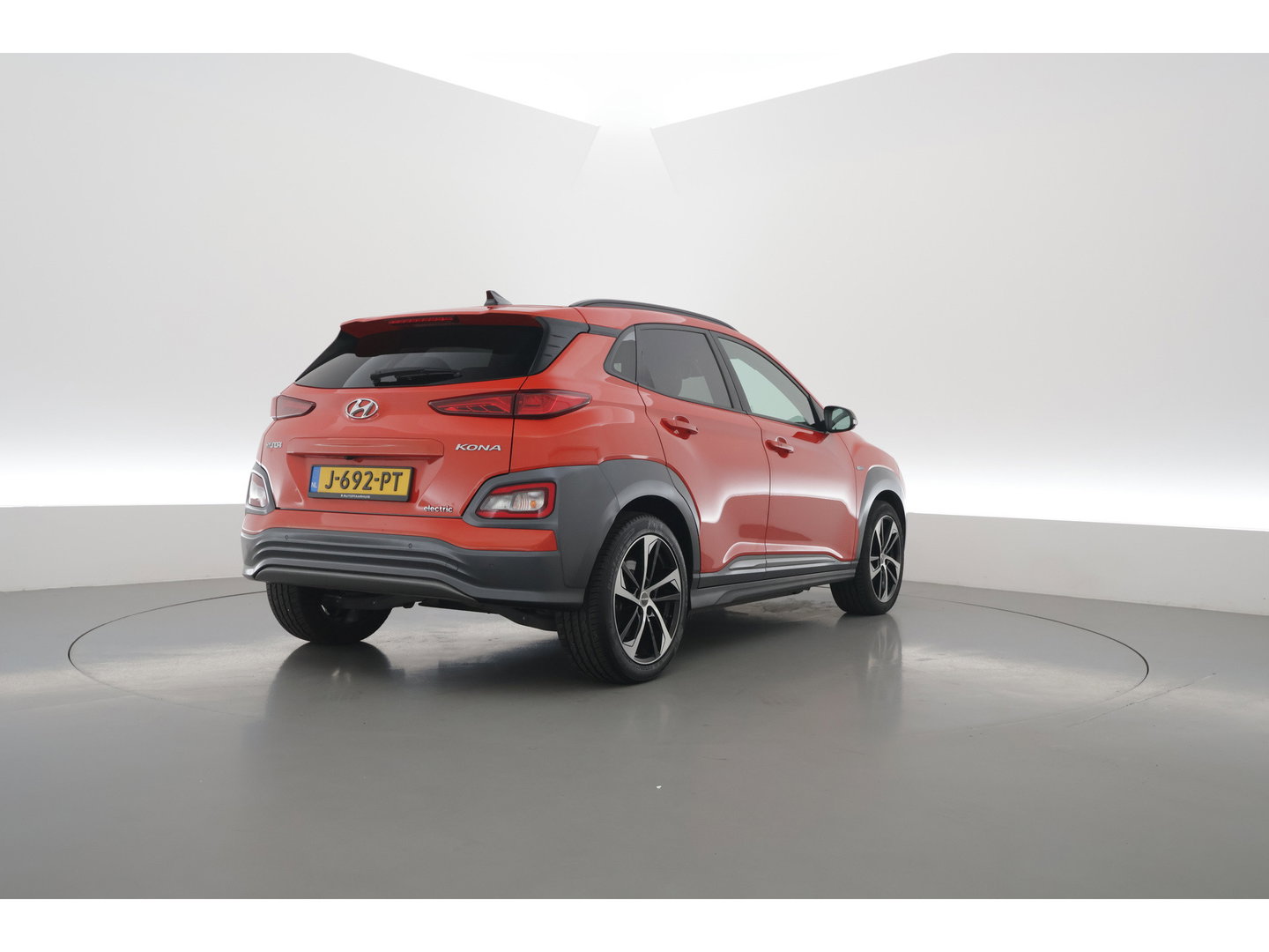 Hyundai KONA EV Premium 64 kWh | Rijklaar ! |SOH 96.6% | Warmtepomp | HUD | Krell | Adapt. Cruise | Camera | Stoel- Stuurverw. | Keyless | Leder