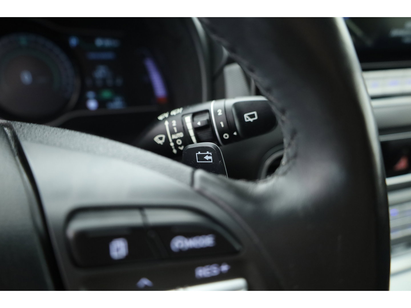 Hyundai KONA EV Premium 64 kWh | Rijklaar ! |SOH 96.6% | Warmtepomp | HUD | Krell | Adapt. Cruise | Camera | Stoel- Stuurverw. | Keyless | Leder