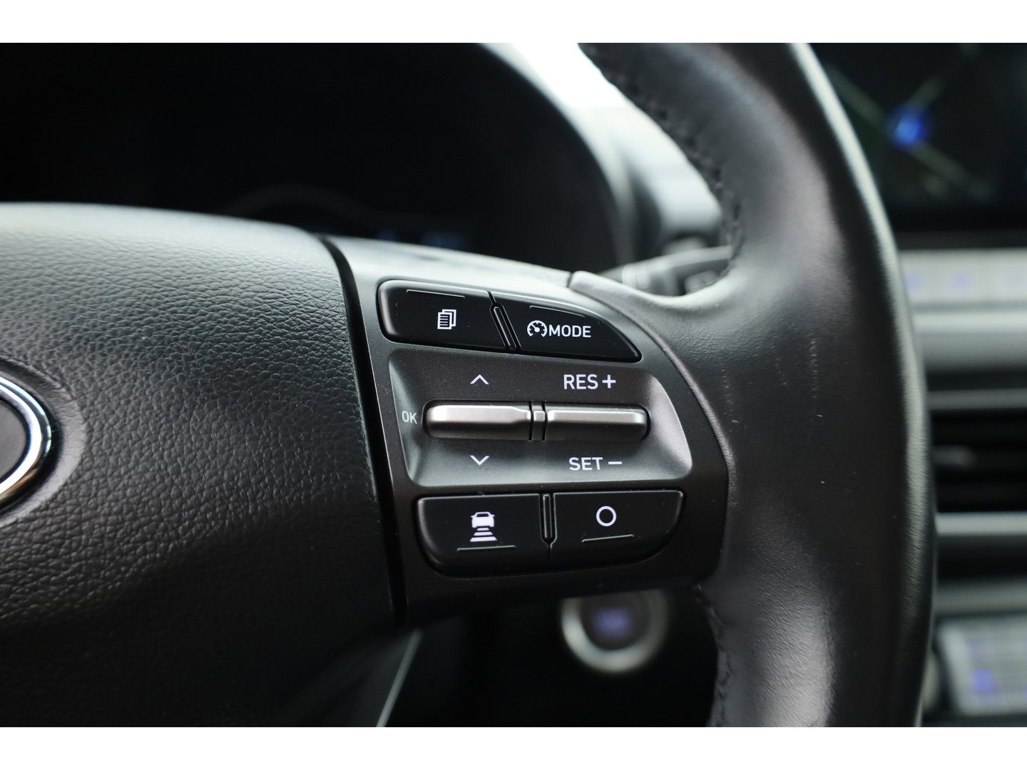 Hyundai KONA EV Premium 64 kWh | Rijklaar ! |SOH 96.6% | Warmtepomp | HUD | Krell | Adapt. Cruise | Camera | Stoel- Stuurverw. | Keyless | Leder