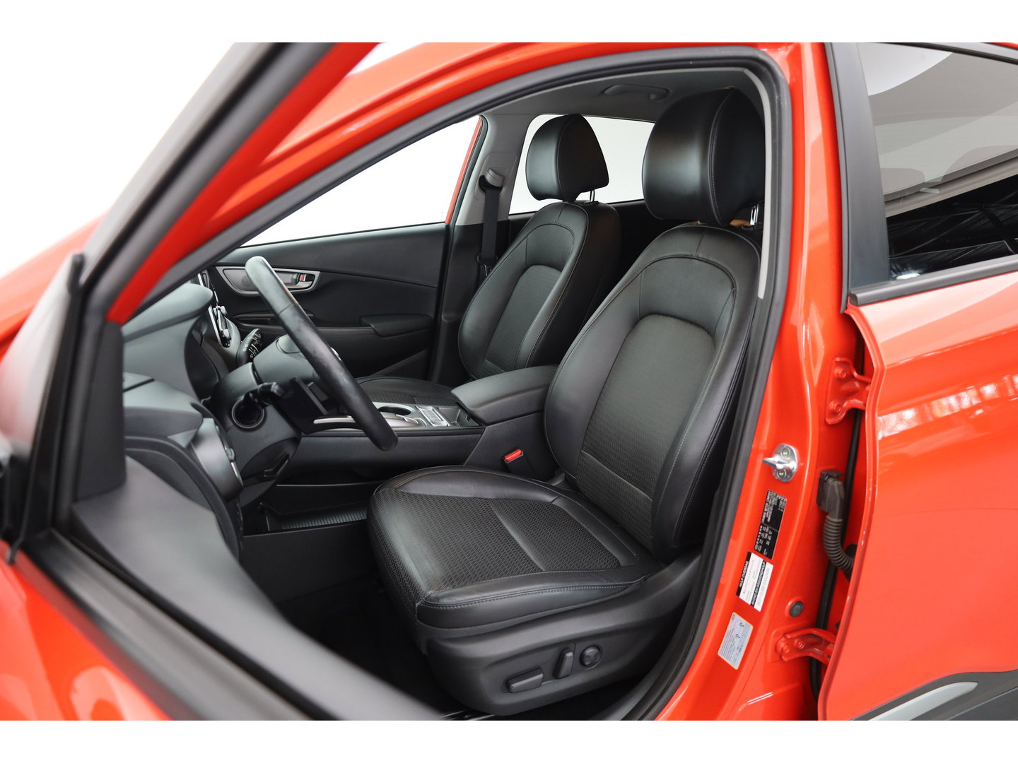 Hyundai KONA EV Premium 64 kWh | Rijklaar ! |SOH 96.6% | Warmtepomp | HUD | Krell | Adapt. Cruise | Camera | Stoel- Stuurverw. | Keyless | Leder