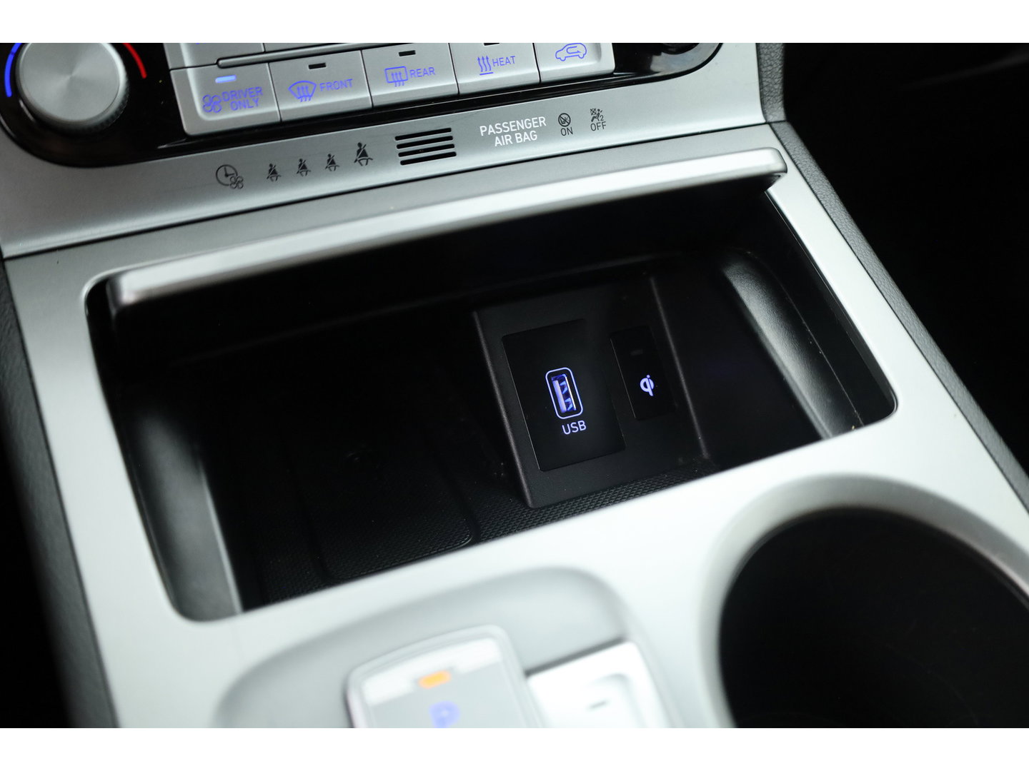 Hyundai KONA EV Premium 64 kWh | Rijklaar ! |SOH 96.6% | Warmtepomp | HUD | Krell | Adapt. Cruise | Camera | Stoel- Stuurverw. | Keyless | Leder