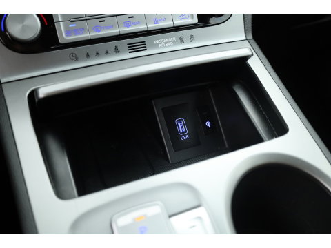 Hyundai KONA EV Premium 64 kWh | Rijklaar ! |SOH 96.6% | Warmtepomp | HUD | Krell | Adapt. Cruise | Camera | Stoel- Stuurverw. | Keyless | Leder