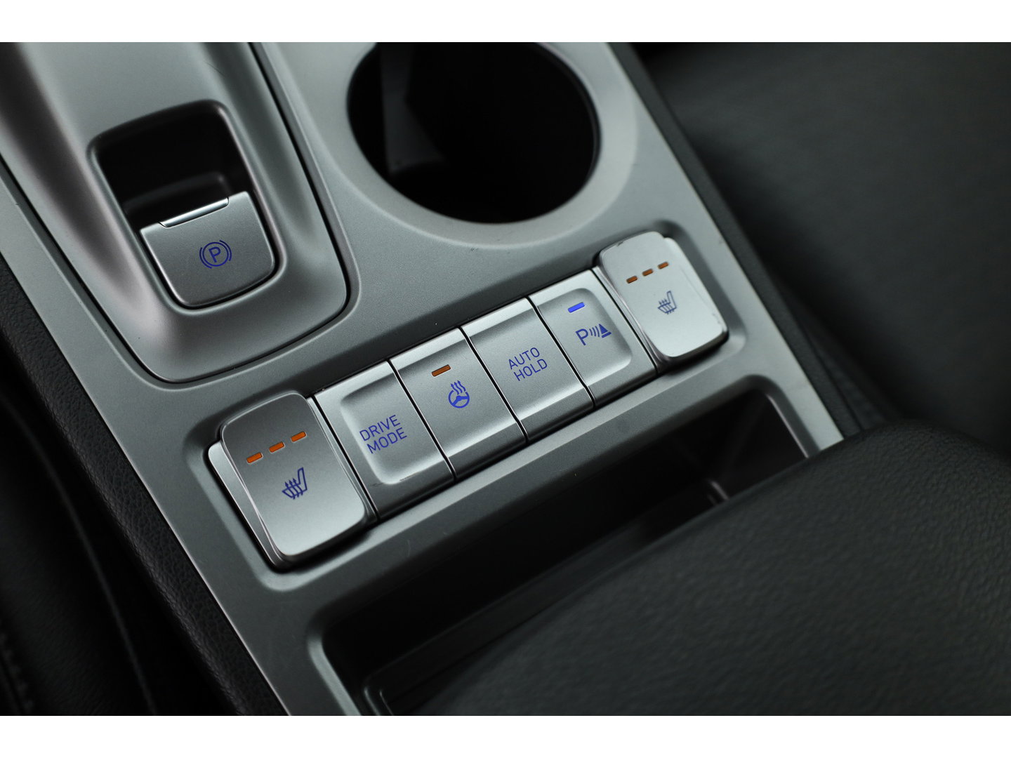Hyundai KONA EV Premium 64 kWh | Rijklaar ! |SOH 96.6% | Warmtepomp | HUD | Krell | Adapt. Cruise | Camera | Stoel- Stuurverw. | Keyless | Leder