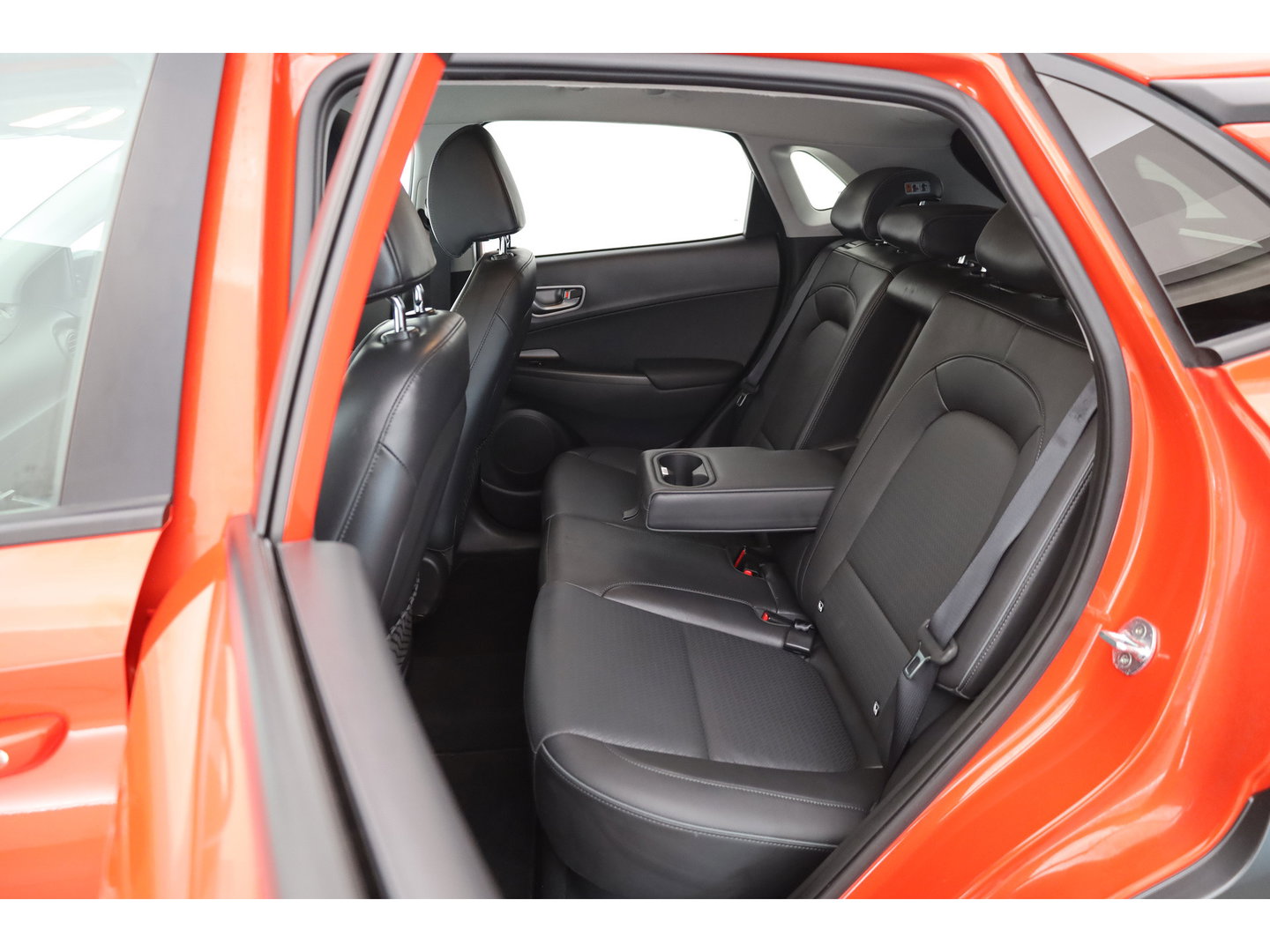 Hyundai KONA EV Premium 64 kWh | Rijklaar ! |SOH 96.6% | Warmtepomp | HUD | Krell | Adapt. Cruise | Camera | Stoel- Stuurverw. | Keyless | Leder