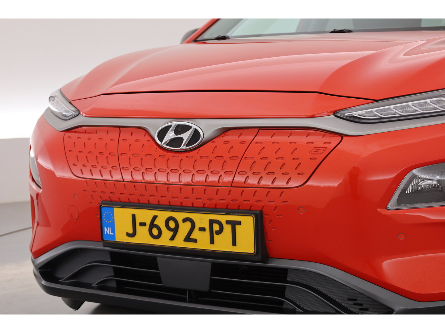 Hyundai KONA EV Premium 64 kWh | Rijklaar ! |SOH 96.6% | Warmtepomp | HUD | Krell | Adapt. Cruise | Camera | Stoel- Stuurverw. | Keyless | Leder