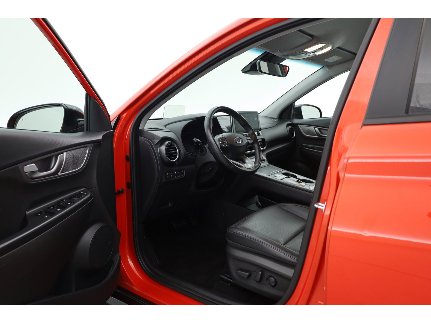 Hyundai KONA EV Premium 64 kWh | Rijklaar ! |SOH 96.6% | Warmtepomp | HUD | Krell | Adapt. Cruise | Camera | Stoel- Stuurverw. | Keyless | Leder