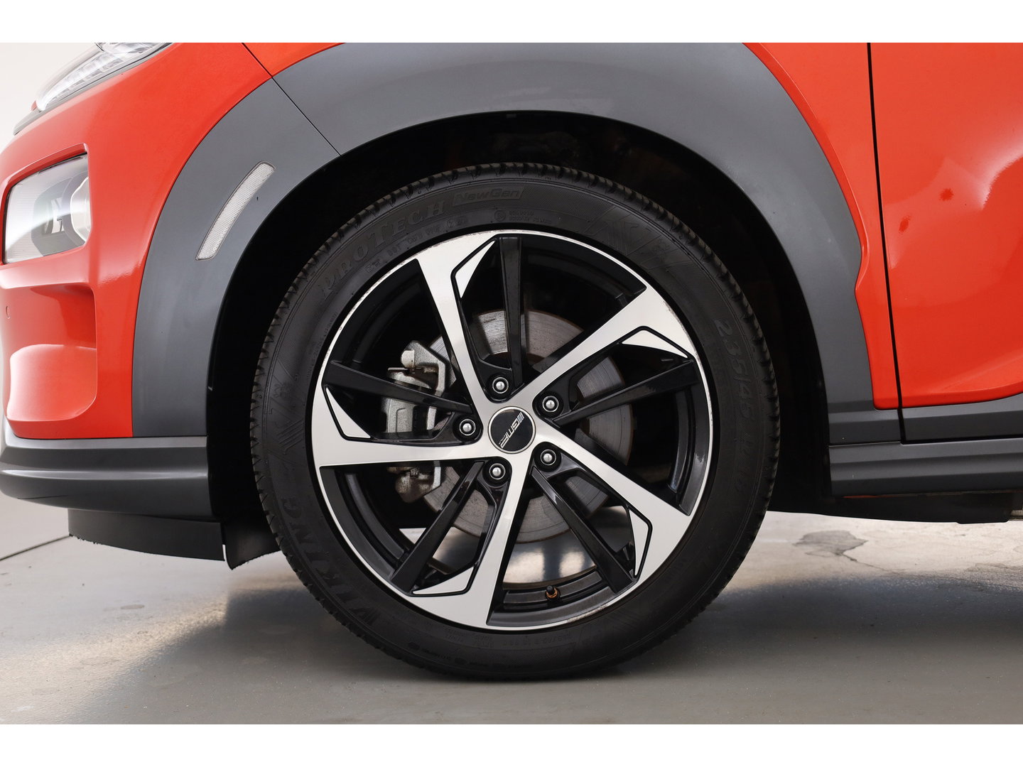 Hyundai KONA EV Premium 64 kWh | Rijklaar ! |SOH 96.6% | Warmtepomp | HUD | Krell | Adapt. Cruise | Camera | Stoel- Stuurverw. | Keyless | Leder