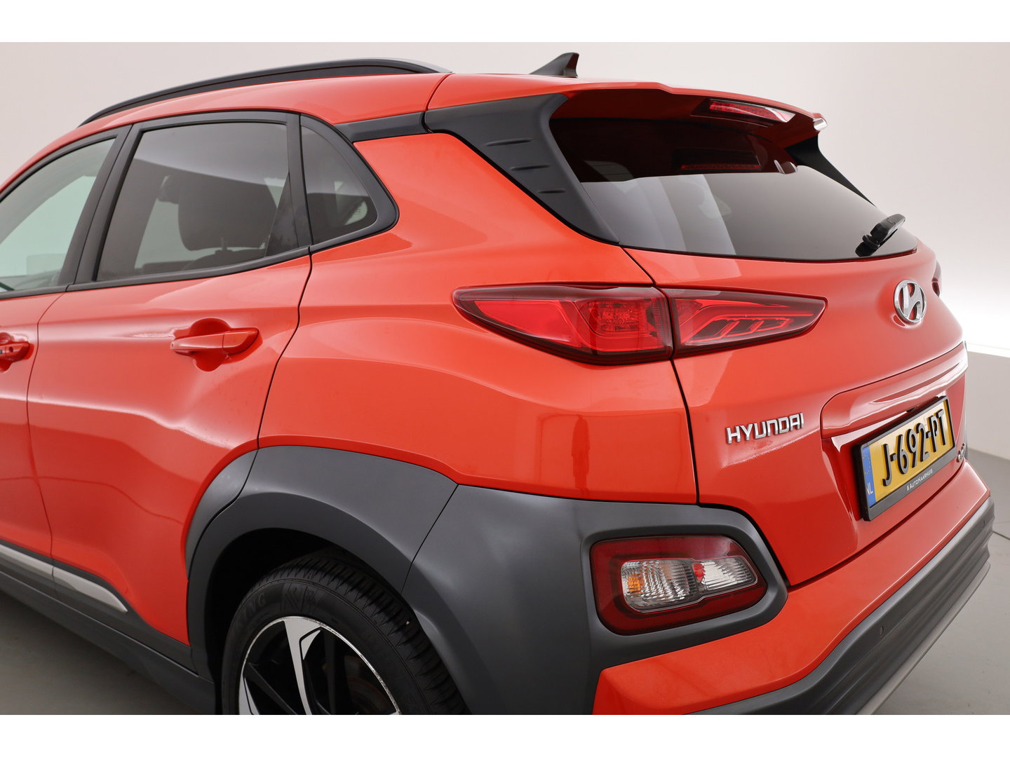 Hyundai KONA EV Premium 64 kWh | Rijklaar ! |SOH 96.6% | Warmtepomp | HUD | Krell | Adapt. Cruise | Camera | Stoel- Stuurverw. | Keyless | Leder