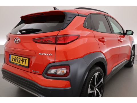 Hyundai KONA EV Premium 64 kWh | Rijklaar ! |SOH 96.6% | Warmtepomp | HUD | Krell | Adapt. Cruise | Camera | Stoel- Stuurverw. | Keyless | Leder