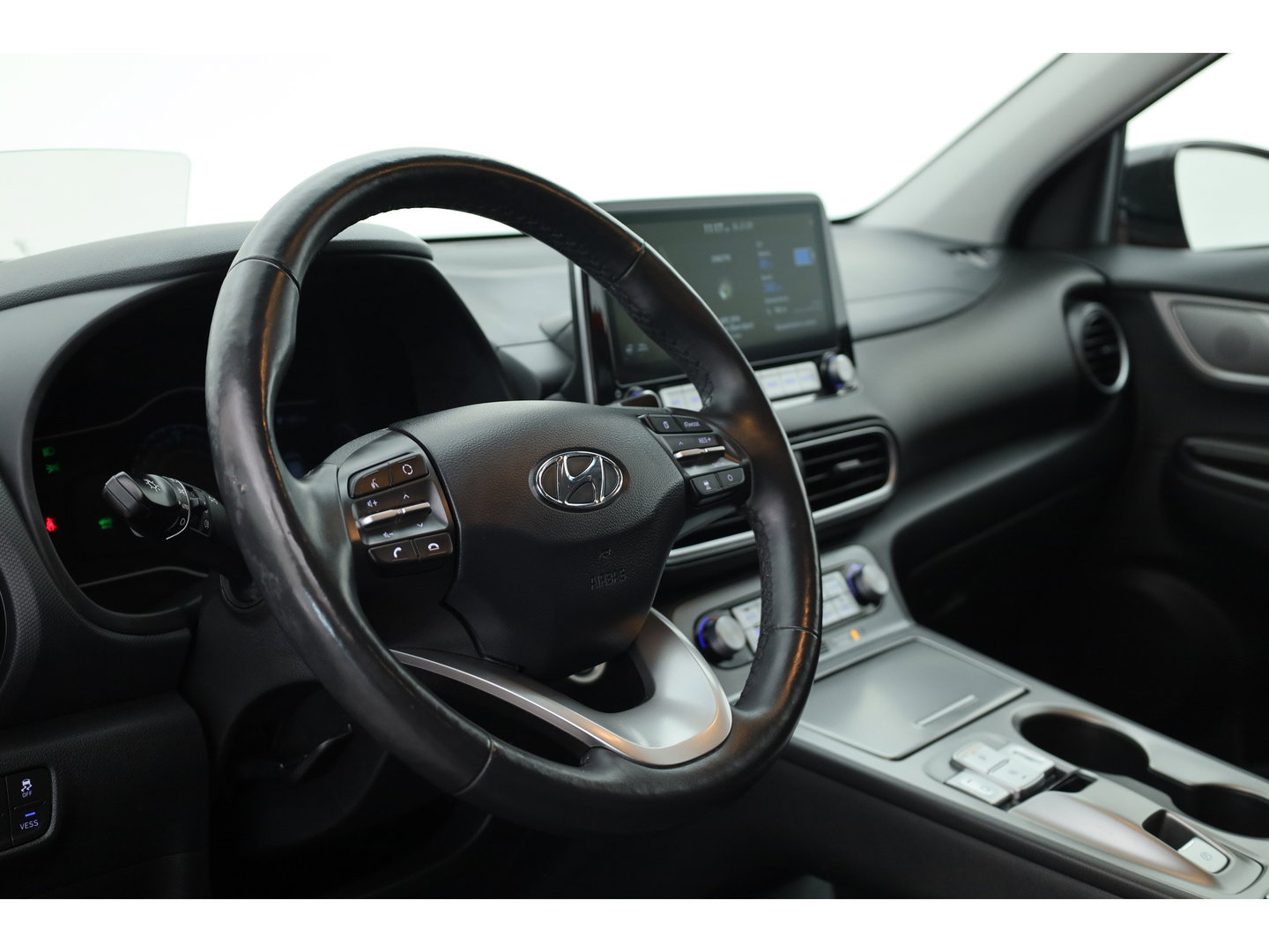 Hyundai KONA EV Premium 64 kWh | Rijklaar ! |SOH 96.6% | Warmtepomp | HUD | Krell | Adapt. Cruise | Camera | Stoel- Stuurverw. | Keyless | Leder