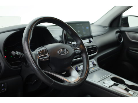Hyundai KONA EV Premium 64 kWh | Rijklaar ! |SOH 96.6% | Warmtepomp | HUD | Krell | Adapt. Cruise | Camera | Stoel- Stuurverw. | Keyless | Leder