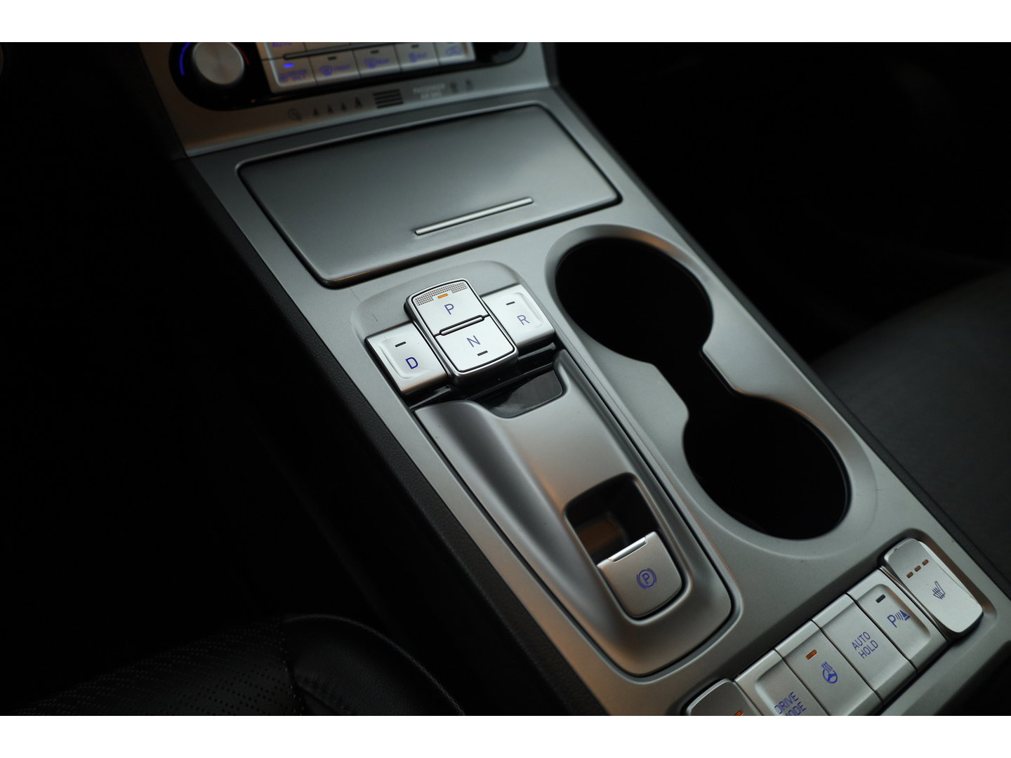 Hyundai KONA EV Premium 64 kWh | Rijklaar ! |SOH 96.6% | Warmtepomp | HUD | Krell | Adapt. Cruise | Camera | Stoel- Stuurverw. | Keyless | Leder