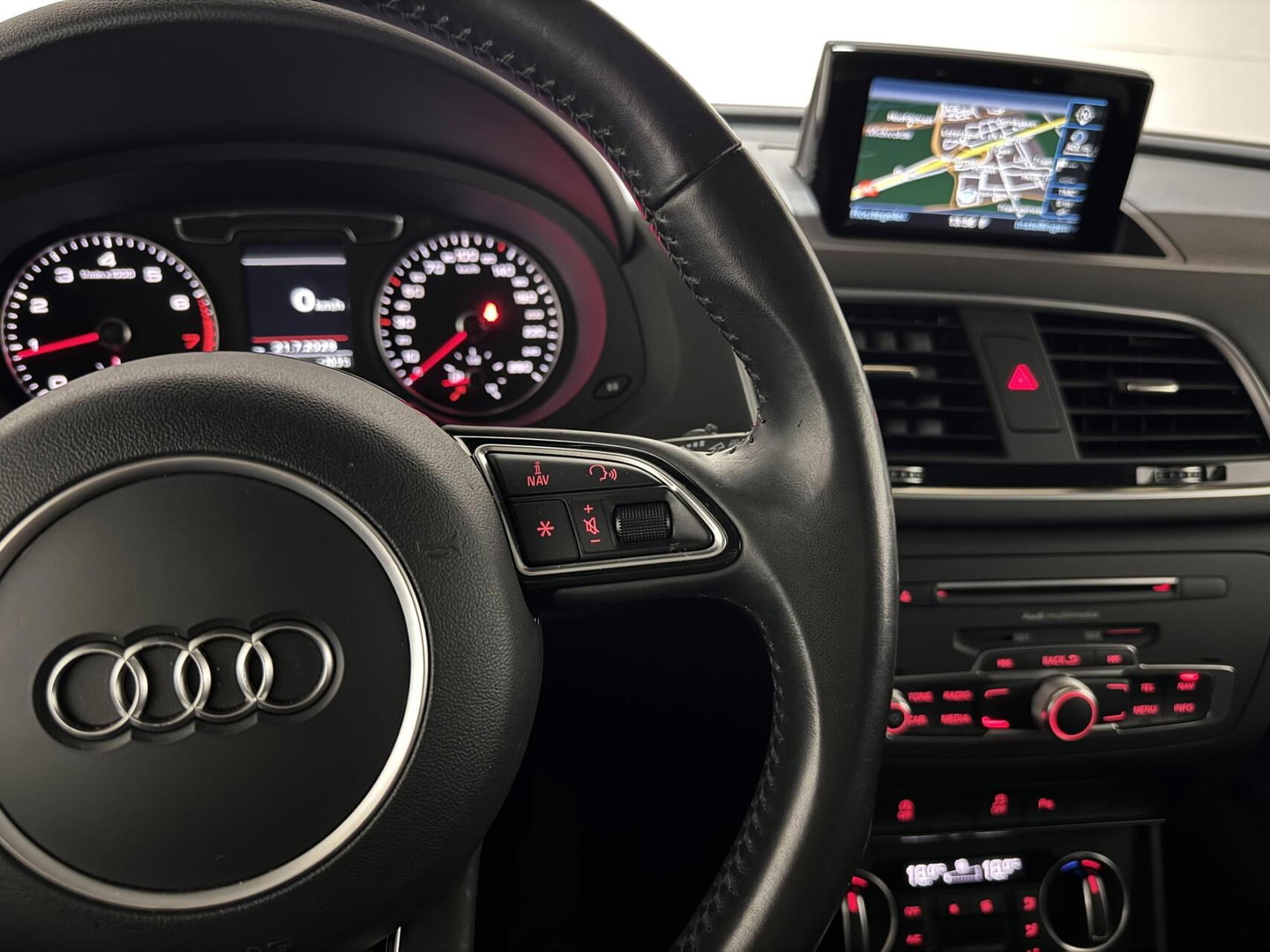 Audi Q3 1.4 TFSI CoD S-line Navi Clima Stoelver. Trekh.