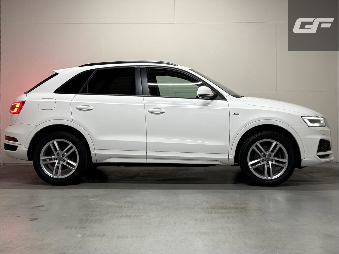 Audi Q3 1.4 TFSI CoD S-line Navi Clima Stoelver. Trekh.