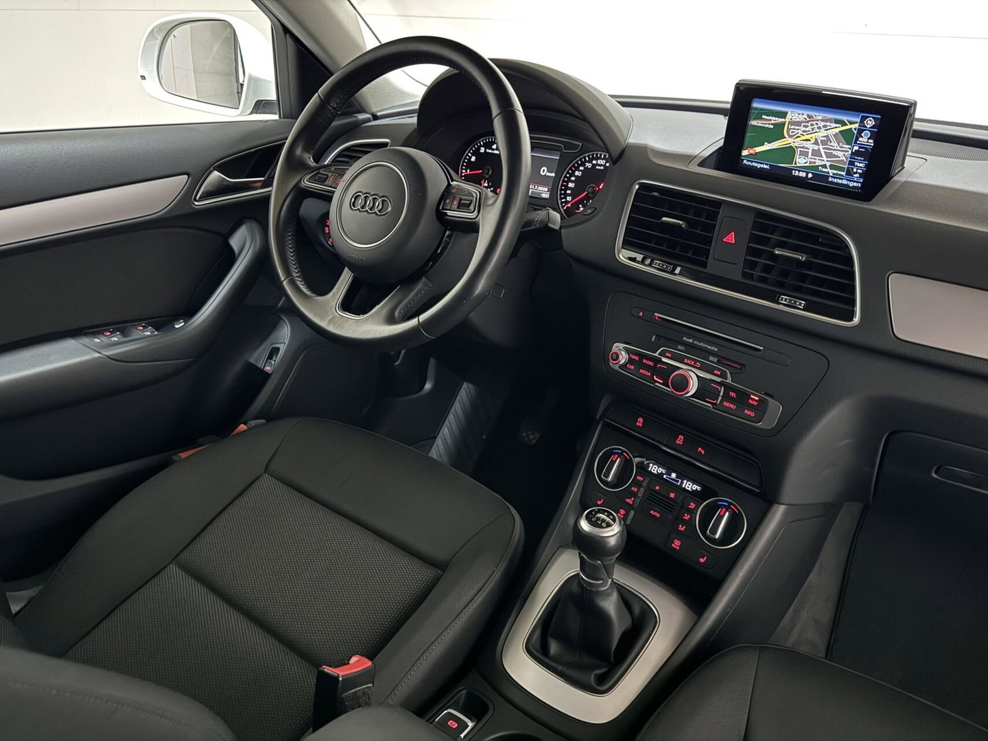 Audi Q3 1.4 TFSI CoD S-line Navi Clima Stoelver. Trekh.
