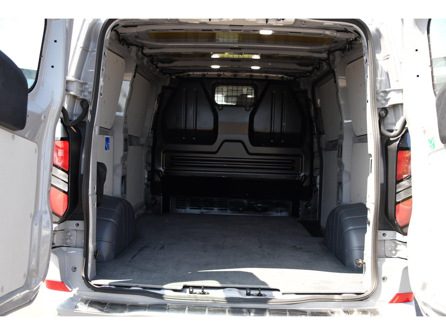 Ford Transit Custom 300 2.0 TDCI L1H1 Limited PB Edition Adaptieve Cruise, Camera, Carplay, 170pk, Stoelverwarming, LED, Automaat, Uniek!