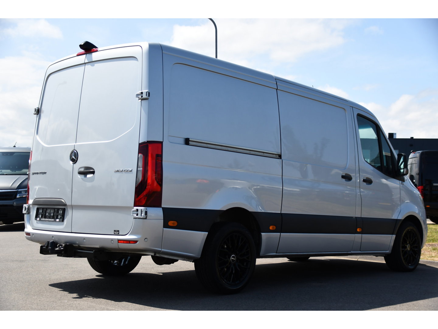 Mercedes-Benz Sprinter 319 V6 3.0 CDI L2H1 PB Edition 360 Camera, Adaptieve Cruise, Carplay, 3500kg Trekhaak, LED, 10,5'' Mbux, Sensoren, Leder, Stoelverwarming, Uniek!