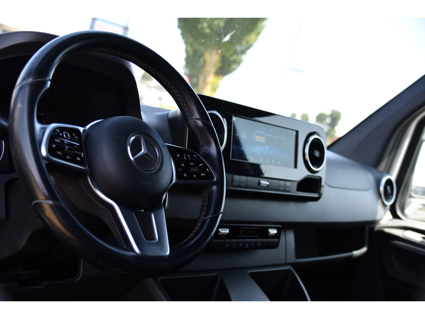 Mercedes-Benz Sprinter 319 V6 3.0 CDI L2H1 PB Edition 360 Camera, Adaptieve Cruise, Carplay, 3500kg Trekhaak, LED, 10,5'' Mbux, Sensoren, Leder, Stoelverwarming, Uniek!