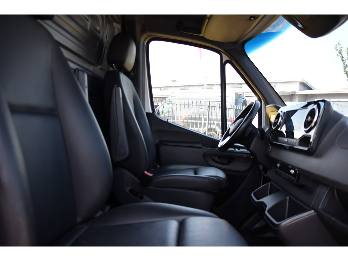Mercedes-Benz Sprinter 319 V6 3.0 CDI L2H1 PB Edition 360 Camera, Adaptieve Cruise, Carplay, 3500kg Trekhaak, LED, 10,5'' Mbux, Sensoren, Leder, Stoelverwarming, Uniek!