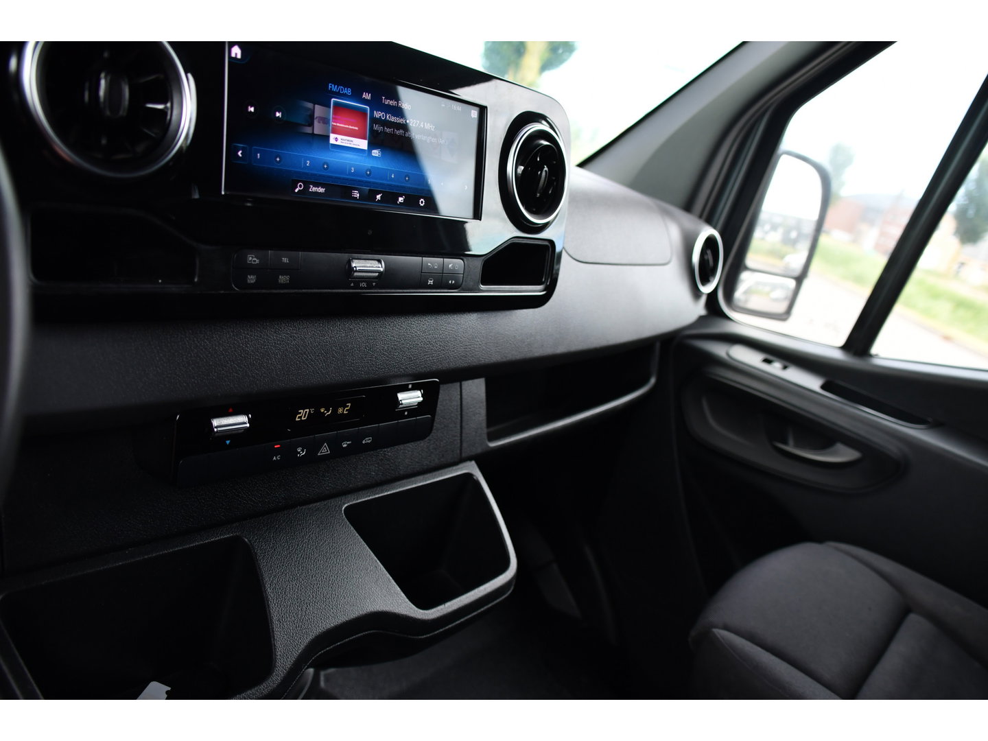 Mercedes-Benz Sprinter 316 2.2 CDI L2H1 PB Edition Camera, Cruise, Carplay, LED, 3500kg Trekhaak, 10,5'' Mbux, Stoelverwarming, Sensoren, Uniek!