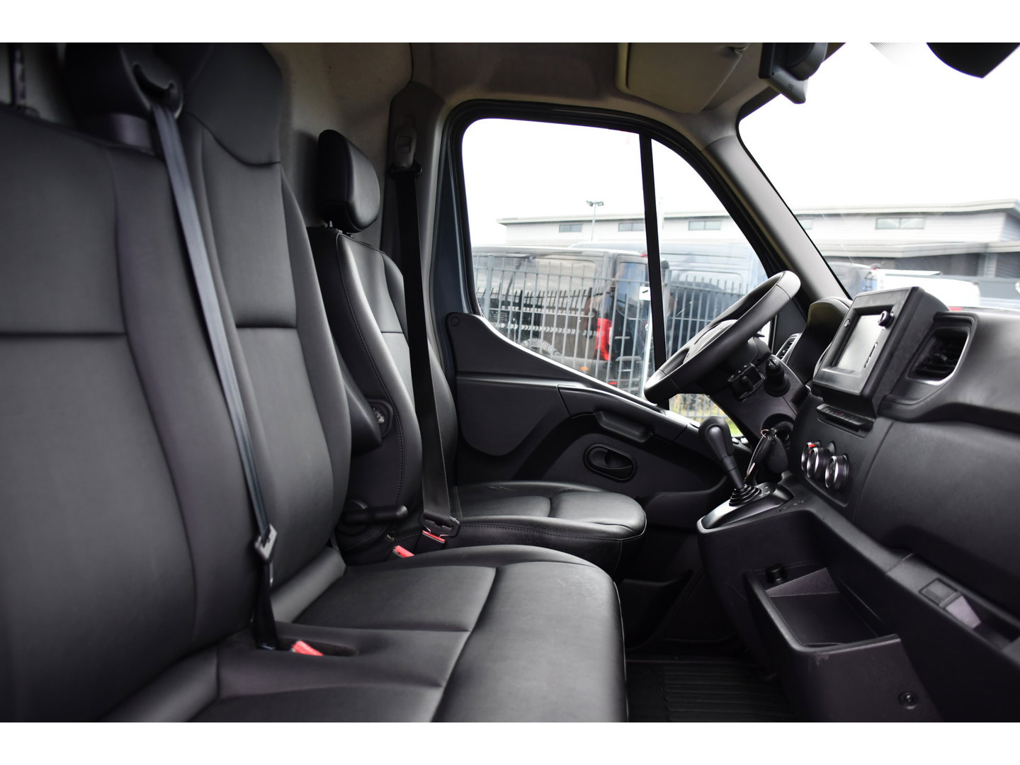 Renault Master T35 2.3 dCi 150 L3H2 Edition Glasresteel! Camera, Cruise, LED, Automaat, 150pk, multimedia, Leder, Trekhaak, Sensoren, Uniek! Glaswagen, Imperiaal, Glas resteel, Glas, Bouw