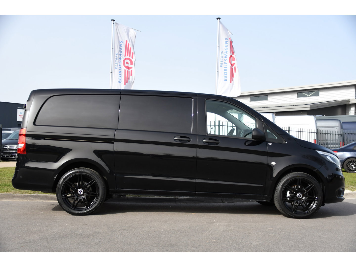 Mercedes-Benz Vito 116 CDI L2 Black Edition Camera, Cruise, LED, 164pk, Trekhaak, Leder, Multimedia, Automaat, Sensoren, Uniek!
