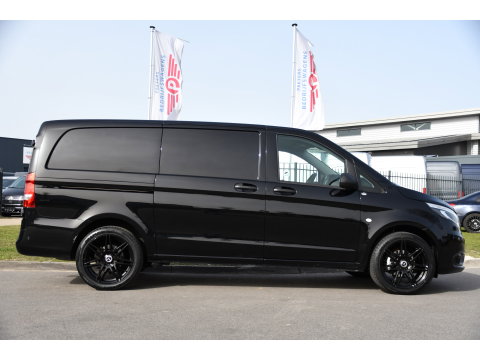 Mercedes-Benz Vito 116 CDI L2 Black Edition Camera, Cruise, LED, 164pk, Trekhaak, Leder, Multimedia, Automaat, Sensoren, Uniek!