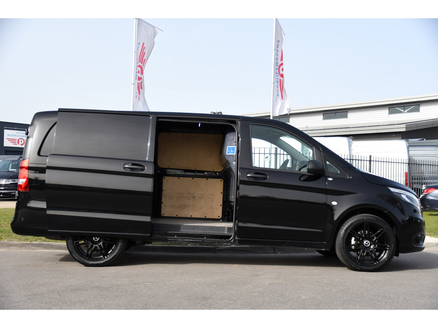 Mercedes-Benz Vito 116 CDI L2 Black Edition Camera, Cruise, LED, 164pk, Trekhaak, Leder, Multimedia, Automaat, Sensoren, Uniek!