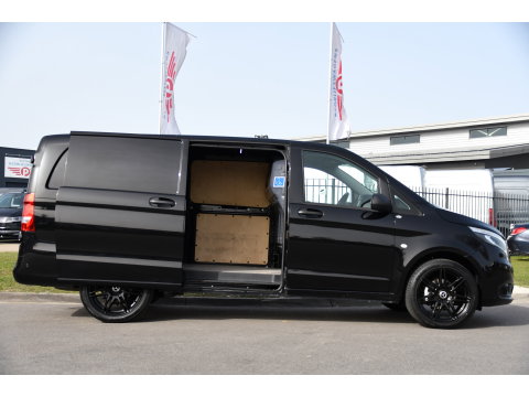 Mercedes-Benz Vito 116 CDI L2 Black Edition Camera, Cruise, LED, 164pk, Trekhaak, Leder, Multimedia, Automaat, Sensoren, Uniek!