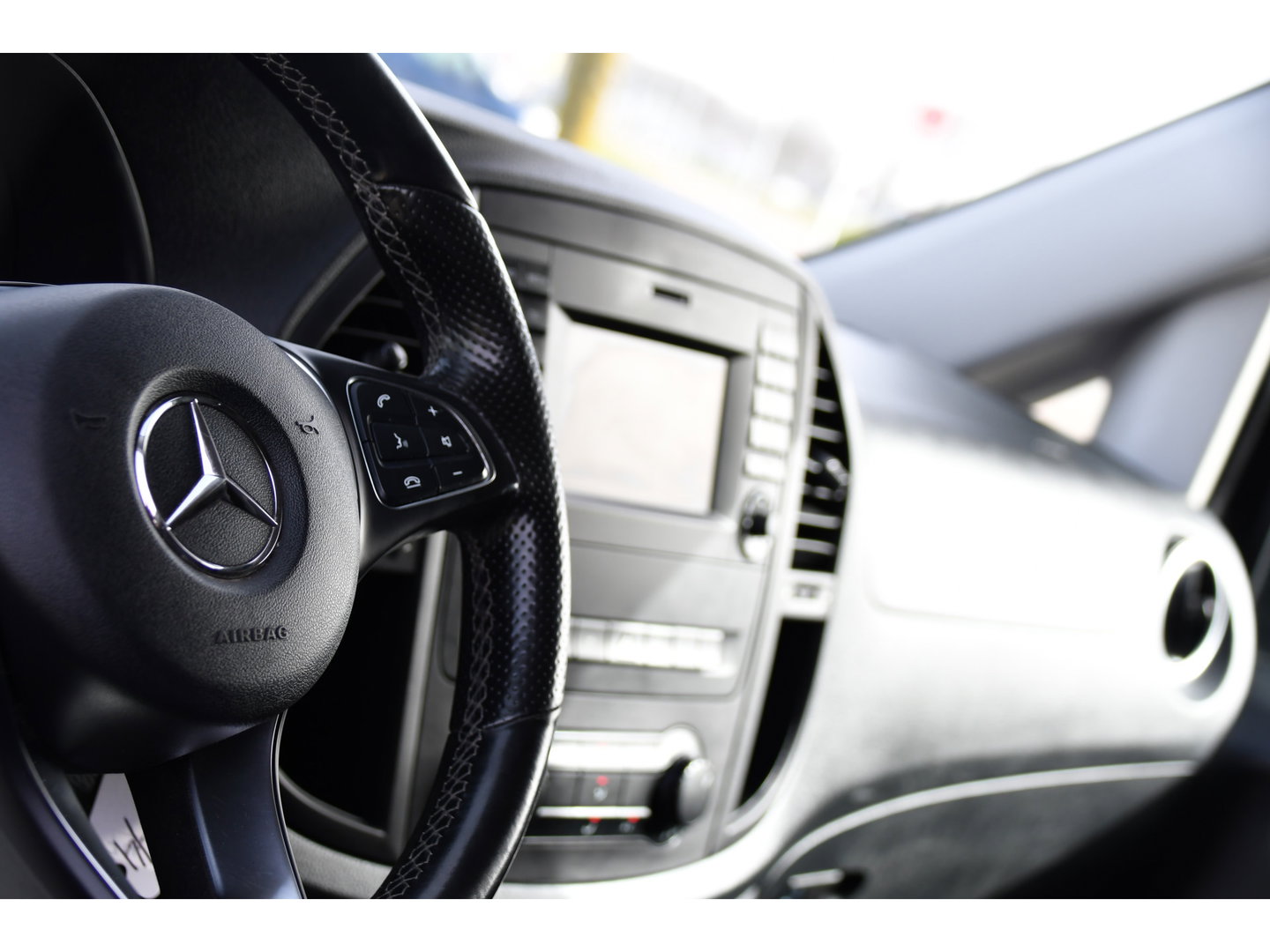 Mercedes-Benz Vito 116 CDI L2 Black Edition Camera, Cruise, LED, 164pk, Trekhaak, Leder, Multimedia, Automaat, Sensoren, Uniek!