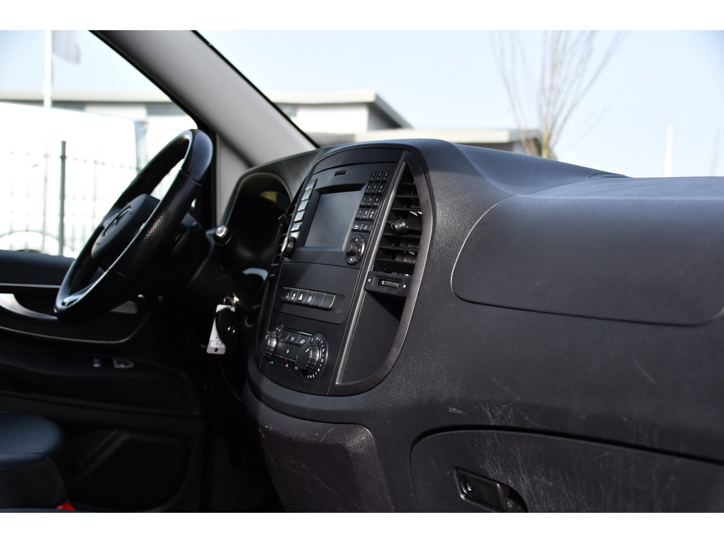 Mercedes-Benz Vito 116 CDI L2 Black Edition Camera, Cruise, LED, 164pk, Trekhaak, Leder, Multimedia, Automaat, Sensoren, Uniek!