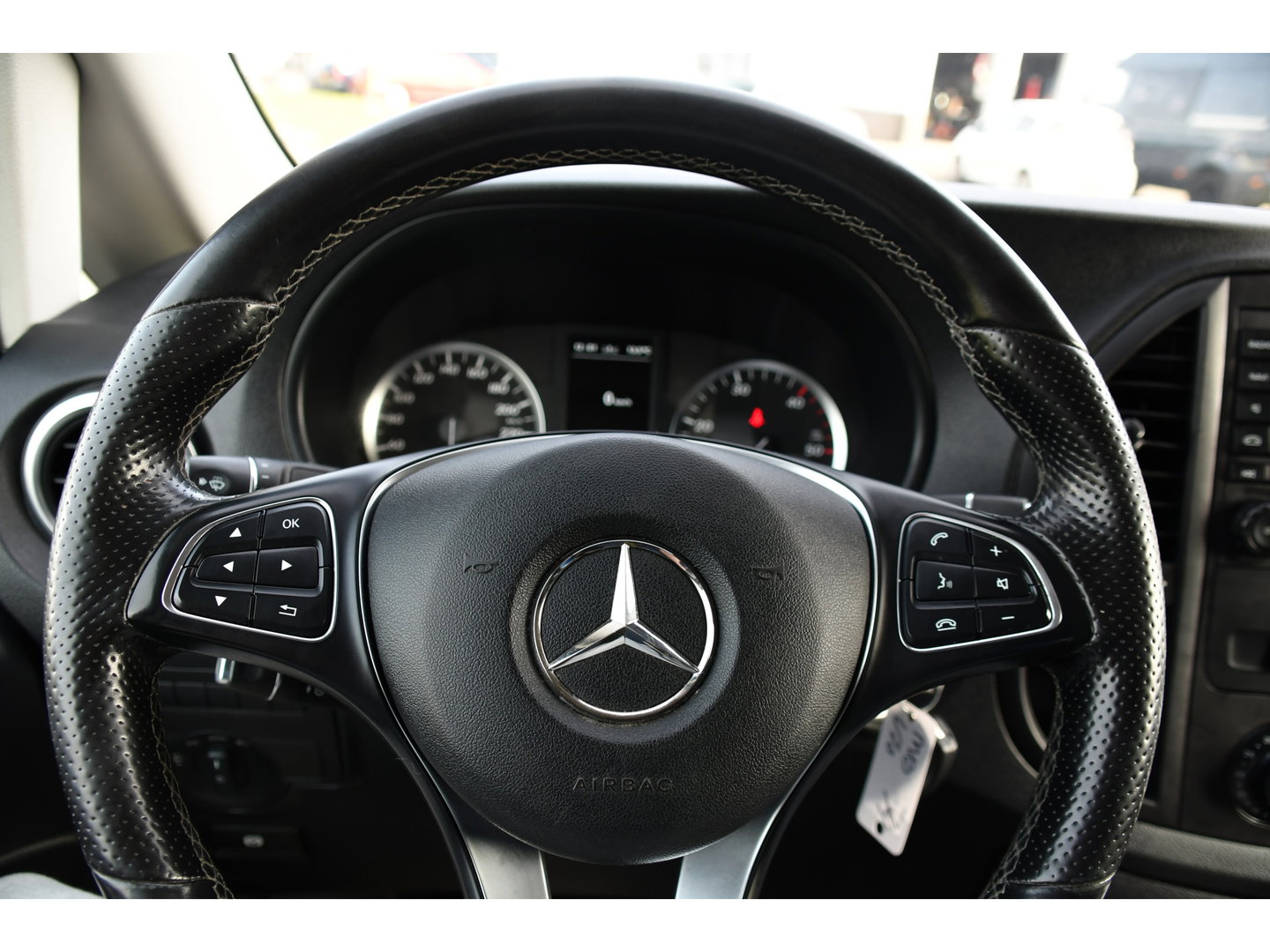 Mercedes-Benz Vito 116 CDI L2 Black Edition Camera, Cruise, LED, 164pk, Trekhaak, Leder, Multimedia, Automaat, Sensoren, Uniek!