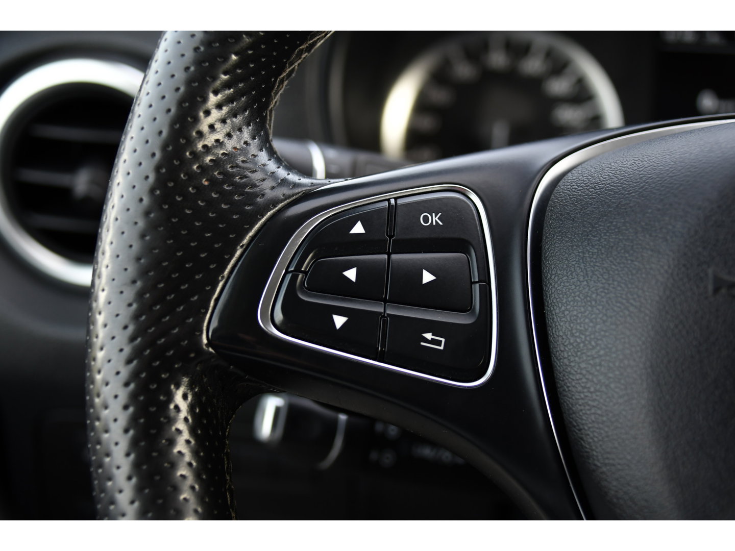 Mercedes-Benz Vito 116 CDI L2 Black Edition Camera, Cruise, LED, 164pk, Trekhaak, Leder, Multimedia, Automaat, Sensoren, Uniek!