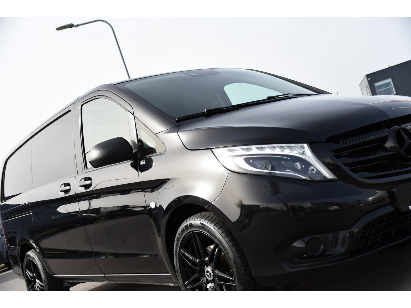 Mercedes-Benz Vito 116 CDI L2 Black Edition Camera, Cruise, LED, 164pk, Trekhaak, Leder, Multimedia, Automaat, Sensoren, Uniek!