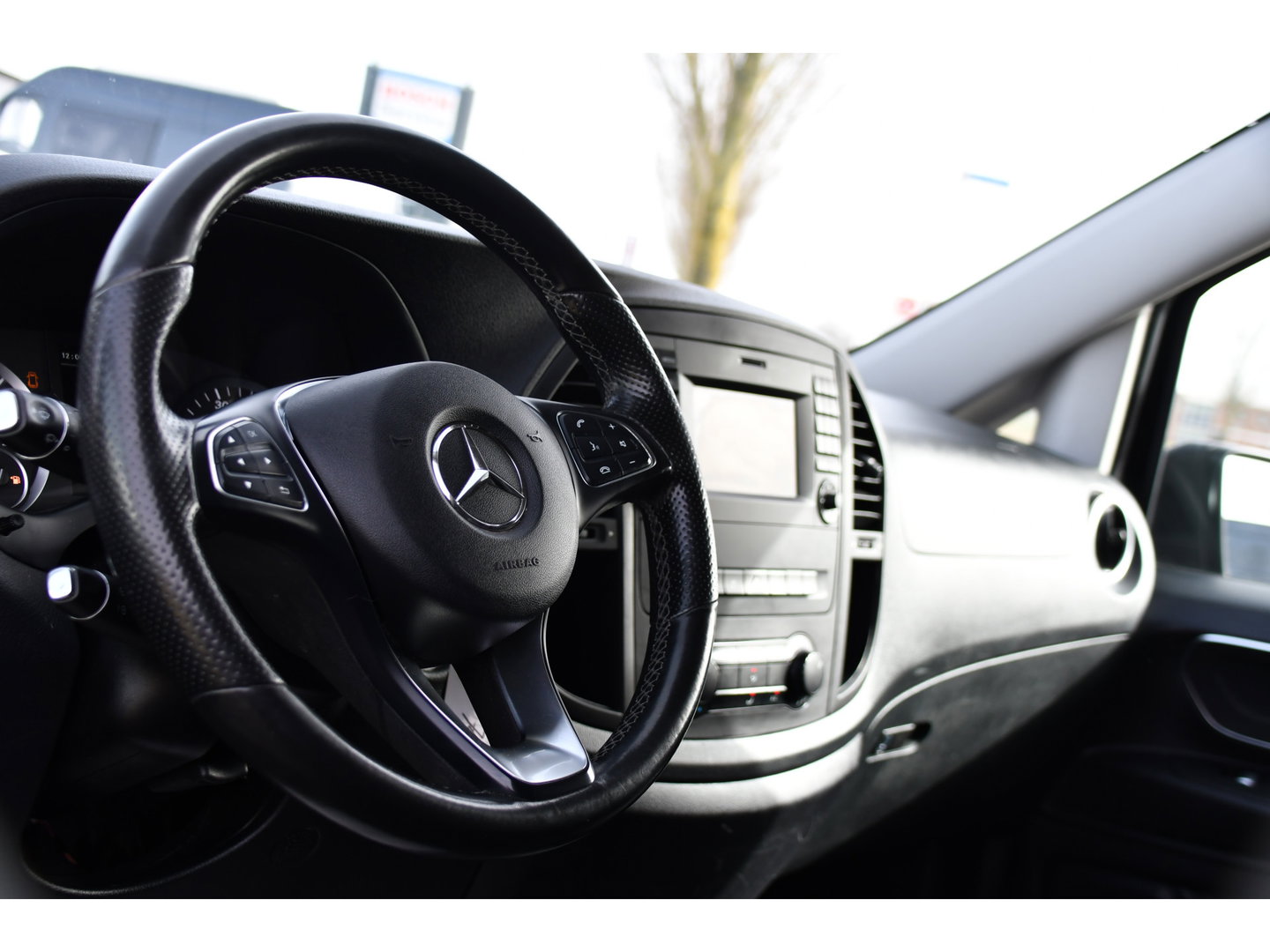 Mercedes-Benz Vito 116 CDI L2 Black Edition Camera, Cruise, LED, 164pk, Trekhaak, Leder, Multimedia, Automaat, Sensoren, Uniek!