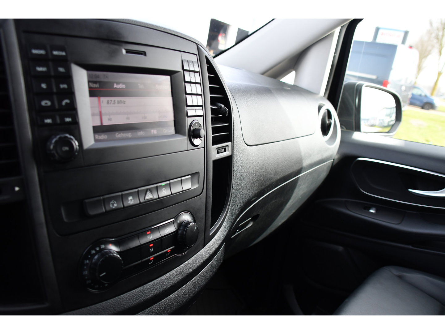 Mercedes-Benz Vito 116 CDI L2 Black Edition Camera, Cruise, LED, 164pk, Trekhaak, Leder, Multimedia, Automaat, Sensoren, Uniek!