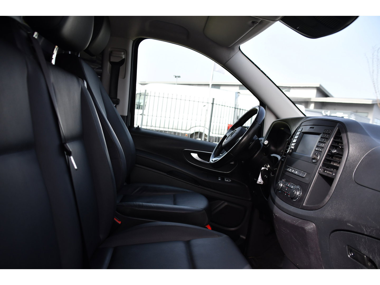 Mercedes-Benz Vito 116 CDI L2 Black Edition Camera, Cruise, LED, 164pk, Trekhaak, Leder, Multimedia, Automaat, Sensoren, Uniek!