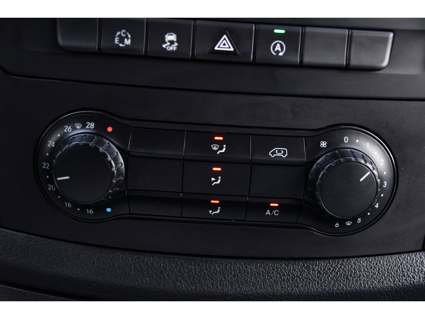 Mercedes-Benz Vito 116 CDI L2 Black Edition Camera, Cruise, LED, 164pk, Trekhaak, Leder, Multimedia, Automaat, Sensoren, Uniek!