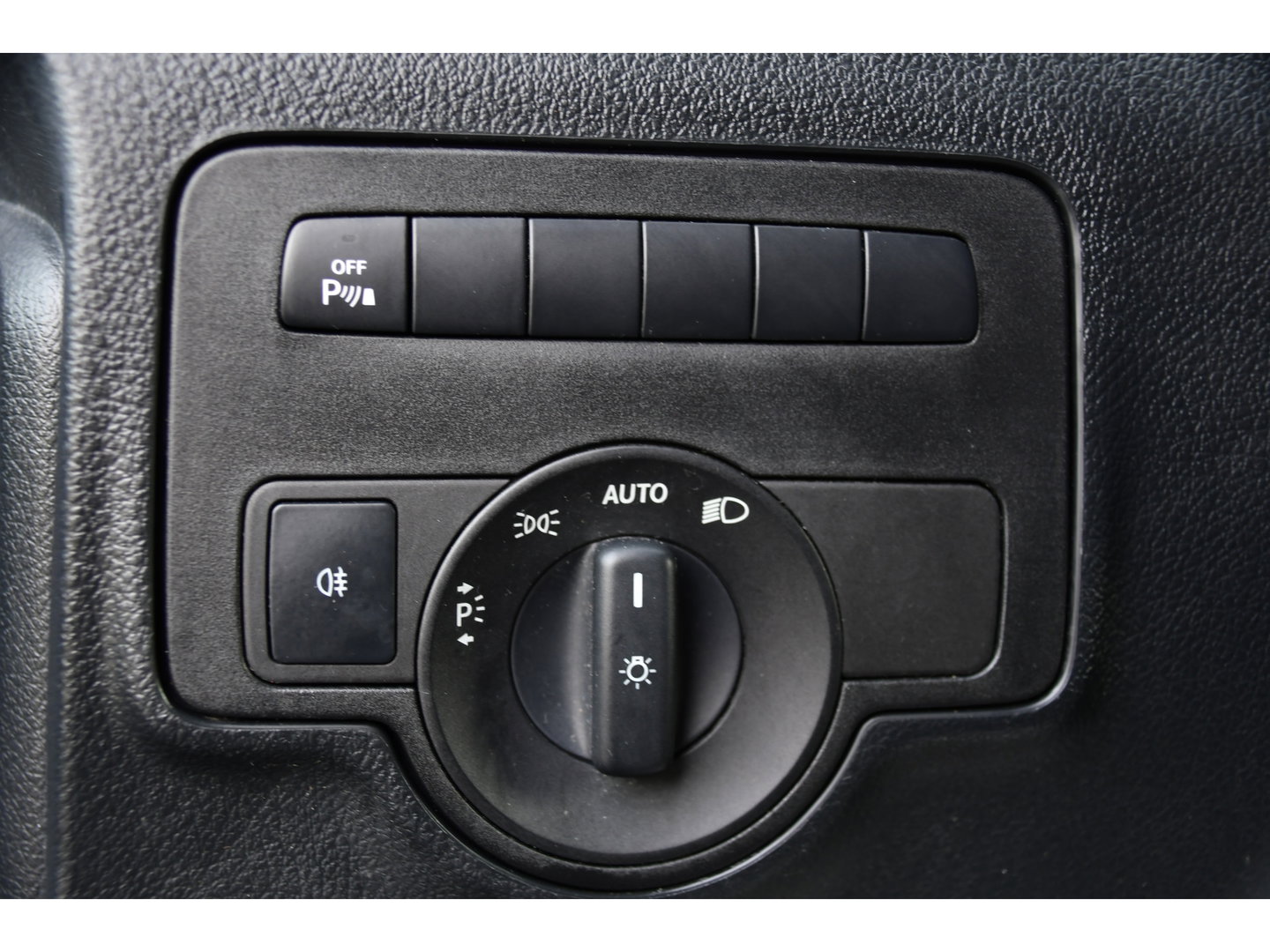 Mercedes-Benz Vito 116 CDI L2 Black Edition Camera, Cruise, LED, 164pk, Trekhaak, Leder, Multimedia, Automaat, Sensoren, Uniek!