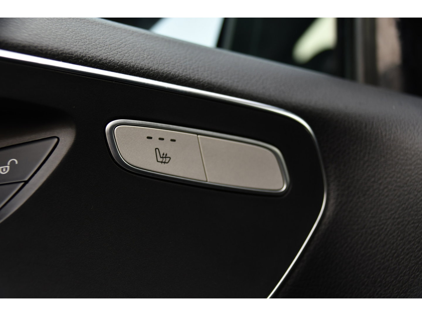 Mercedes-Benz Vito 116 CDI L2 Black Edition Camera, Cruise, LED, 164pk, Trekhaak, Leder, Multimedia, Automaat, Sensoren, Uniek!