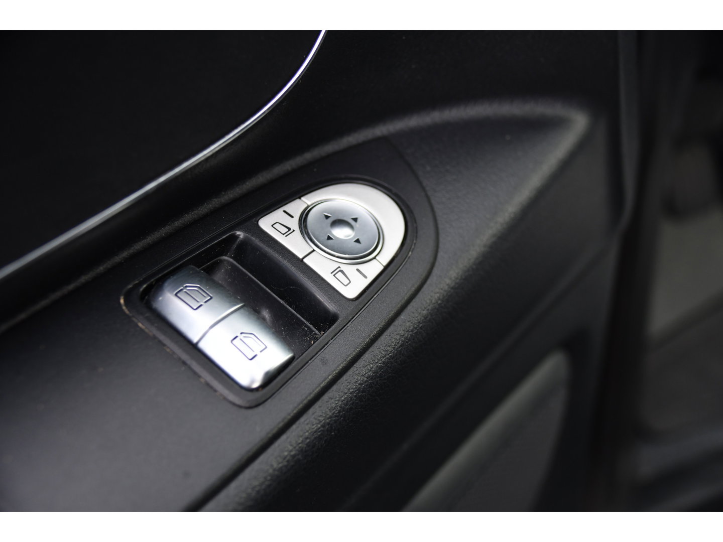 Mercedes-Benz Vito 116 CDI L2 Black Edition Camera, Cruise, LED, 164pk, Trekhaak, Leder, Multimedia, Automaat, Sensoren, Uniek!