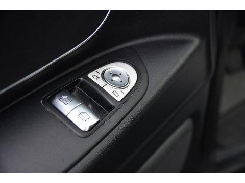 Mercedes-Benz Vito 116 CDI L2 Black Edition Camera, Cruise, LED, 164pk, Trekhaak, Leder, Multimedia, Automaat, Sensoren, Uniek!